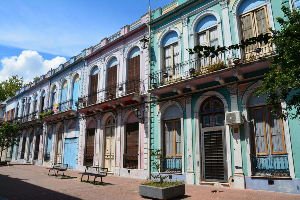 Bunte Häuser im Centro Historico in Montevideo an einer Straße.