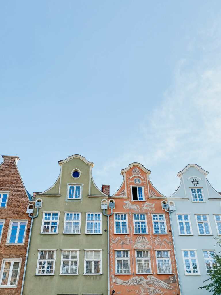 Bunte Häuserfassaden von Altbauten schmücken die Danziger Altstadt.