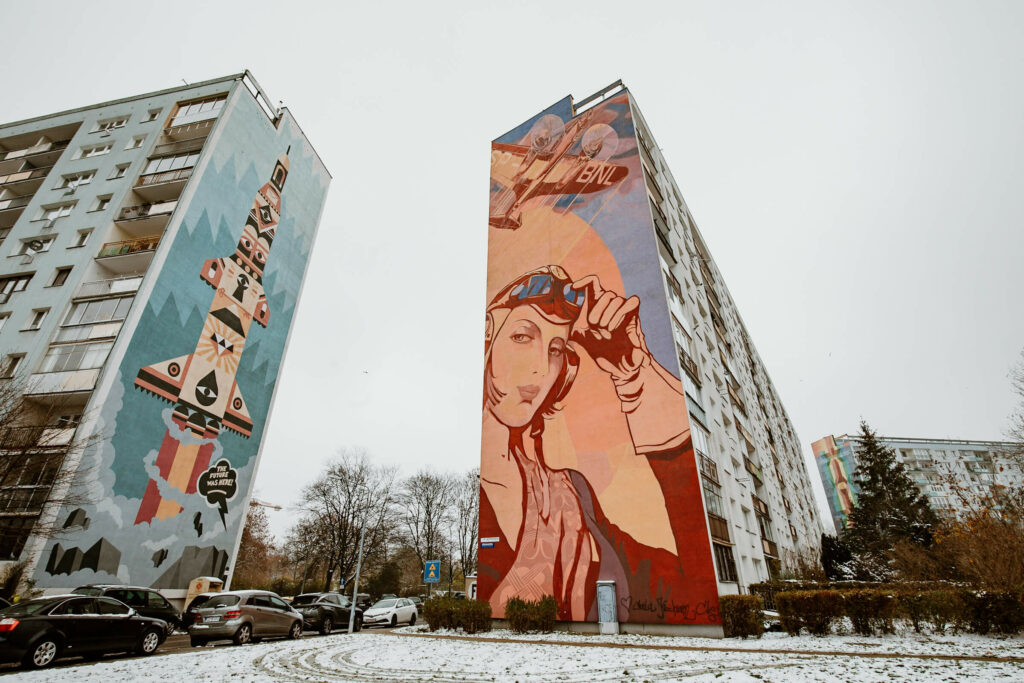 Zwei Hochhäuser in Zaspa mit künstlerisch verzierter Fassade, laden in Danzig zum Street Art entdecken ein.