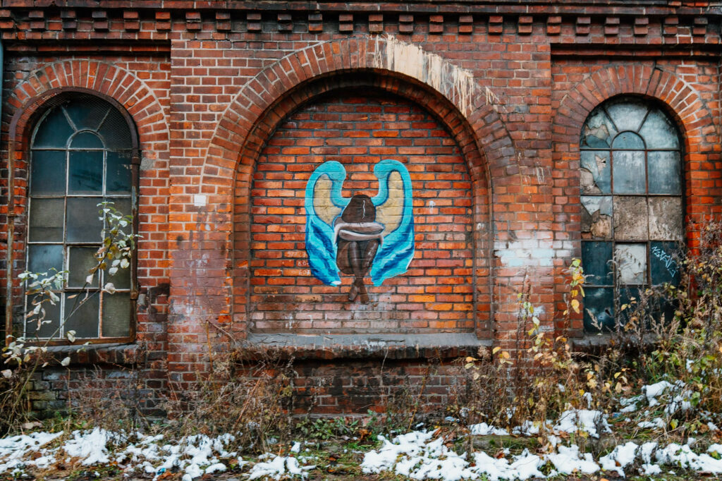 Das Graffiti eines Engels ziert eine Backsteinmauer in der Danziger Werft.
