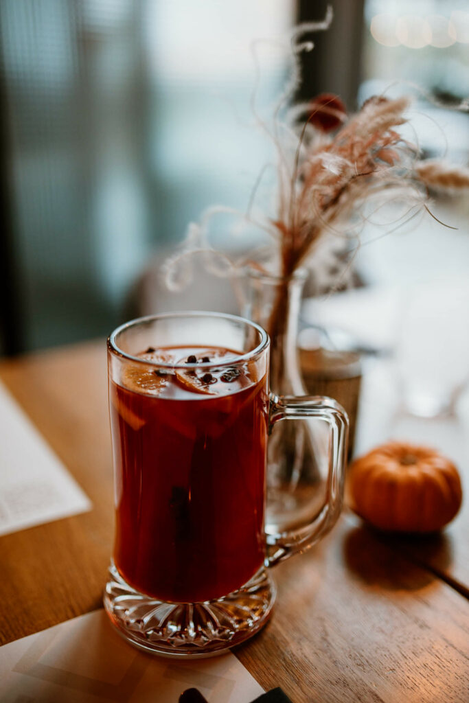 Im Geheimtipp-Restaurant Motlava in Danzig lässt sich Fruchtpunsch in einem edel angerichteten Glas genießen.