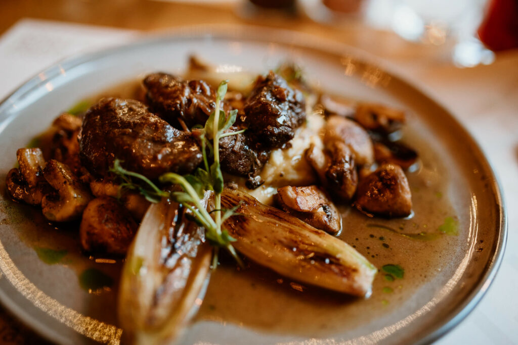 Geschmorte Bäckchen auf Röstgemüse sind ein kulinarischer Geheimtipp im Danziger Restaurant Motlava.