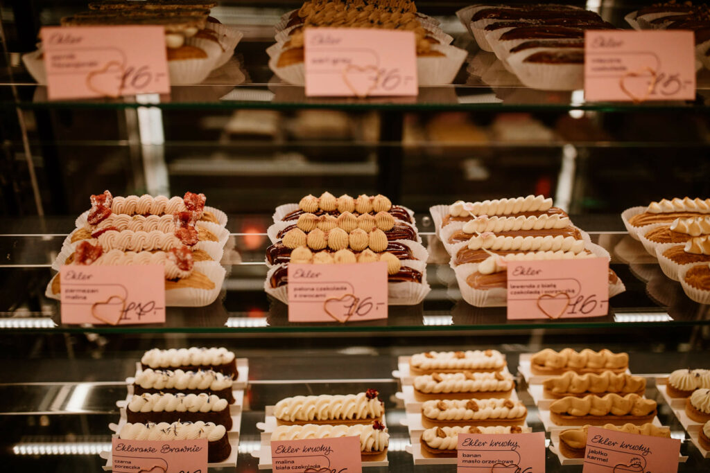 In einer Vitrine der Danziger Patisserie Eklerownia sind verschiedene Éclairs angerichtet.