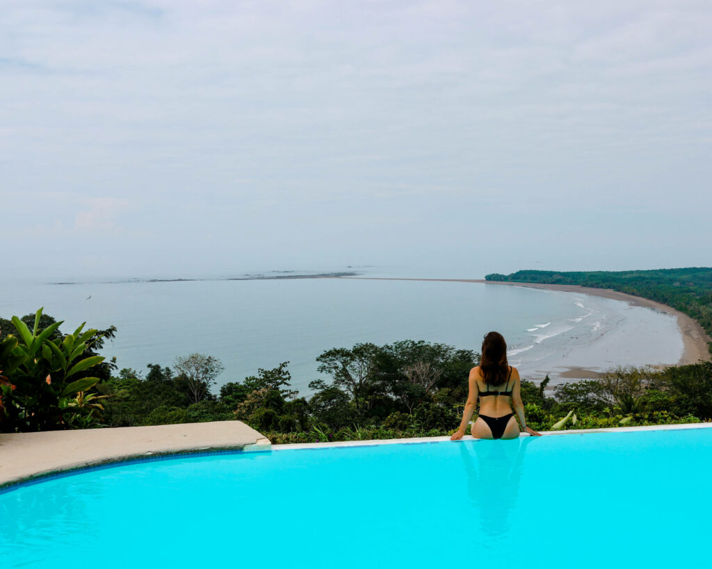 Blogerin Nina genießt den Blick vom Pool des Hotel Uvita auf den Walflossenstrand.