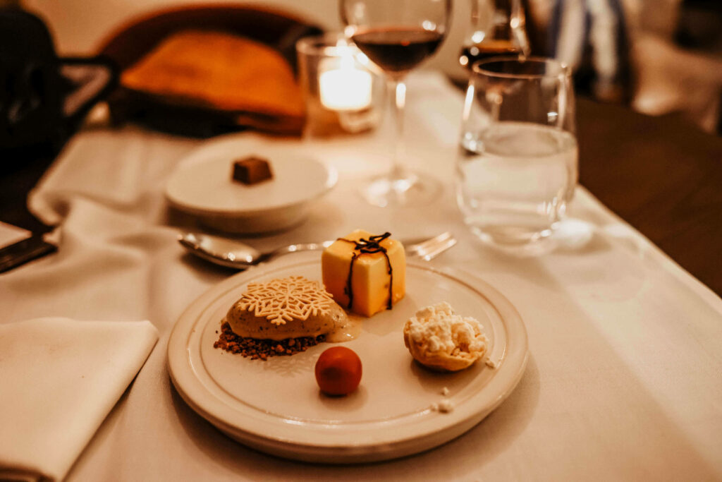 Verschiedene kleine Desserts auf einem Teller aus dem Restaurant Ertilo Namas in Vilnius.