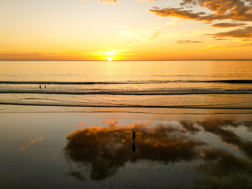 Ein Sonnenuntergang über dem Meer am Playa Grande in Costa Rica.