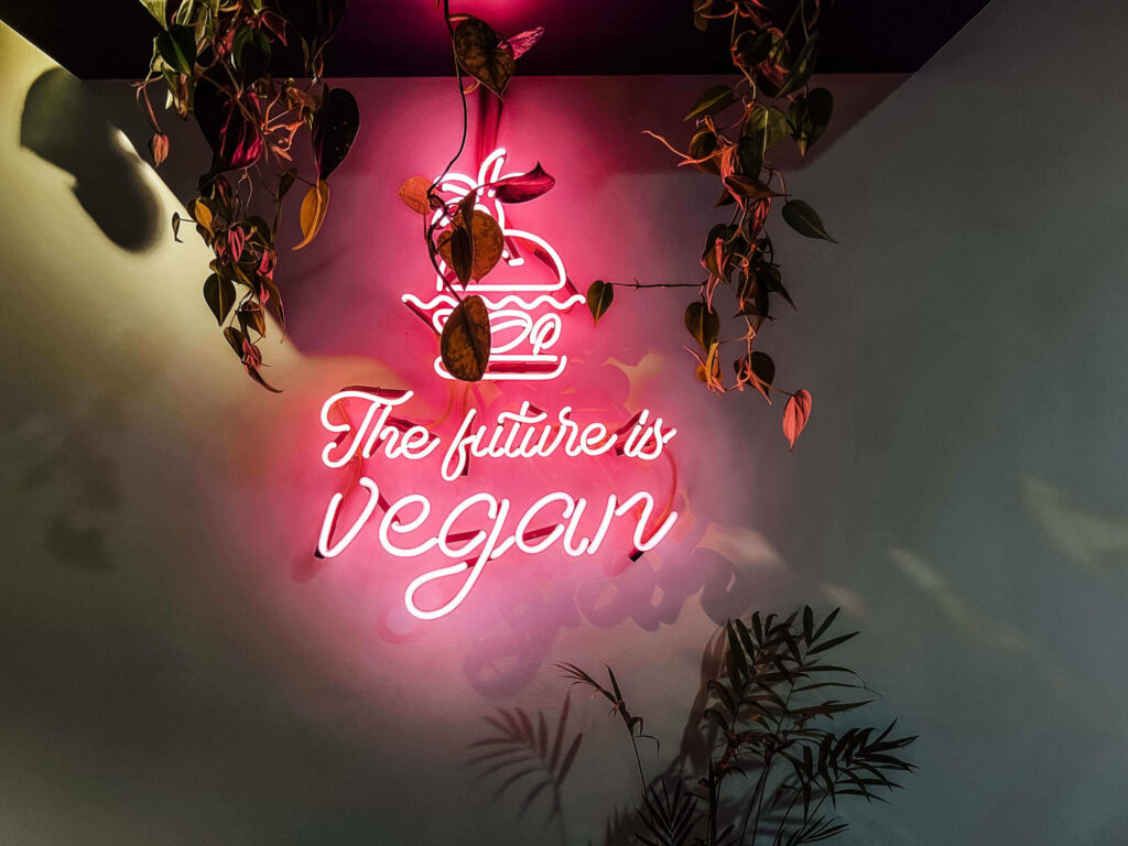 Ein pink leuchtendet Schritzug mit den Worten "The future is vegan" im Bistro Rosehip in Vilnius.