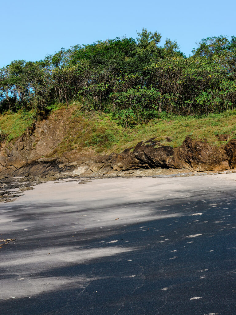 Am Black Beach im Nationalpark Las Baulas vermischt sich weißer und schwarzer Sandstrand.
