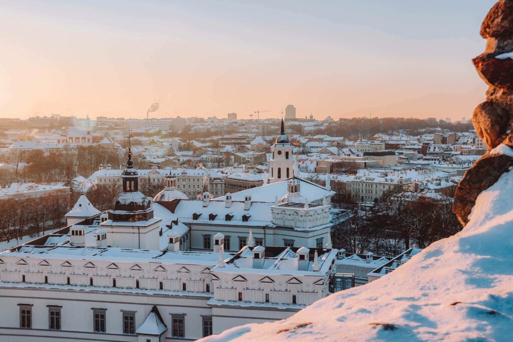 Das Panorama von Vilnius im Abendrot vom Gediminas-Turm.
