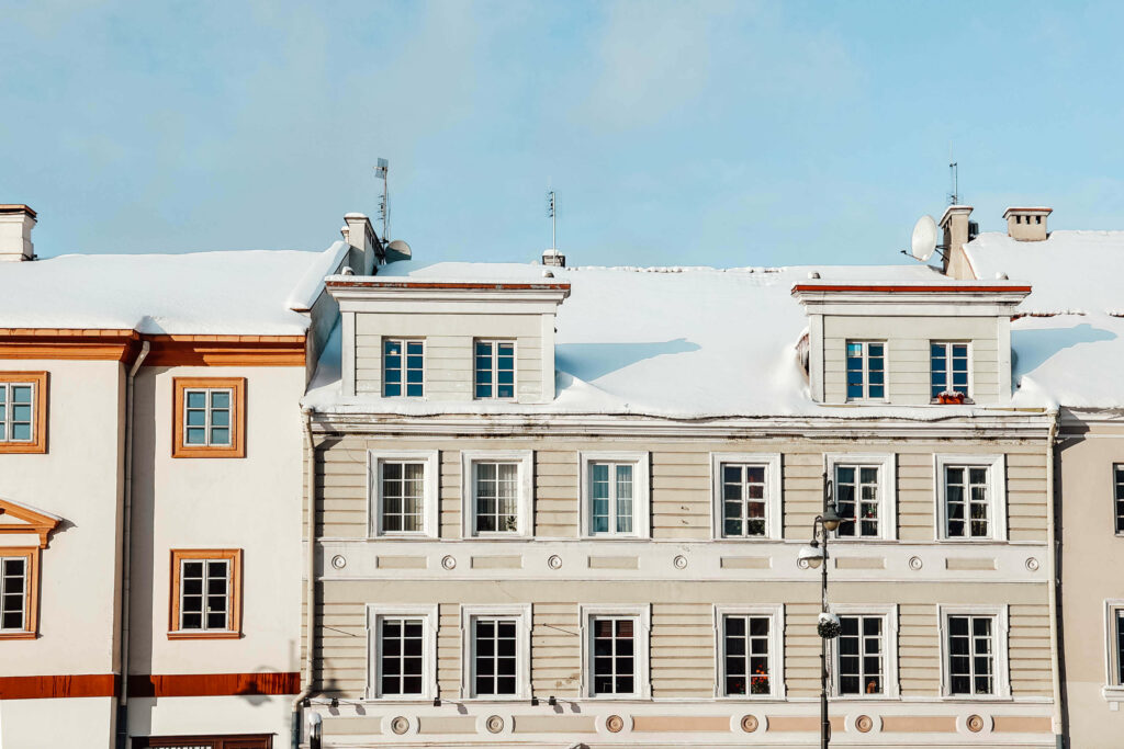 Häuser in der Altstadt von Vilnius mit verschneiten Dächern.