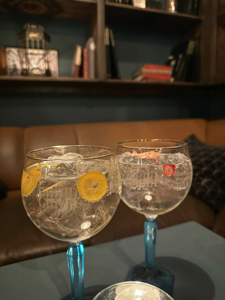 Schön angerichtete Gin Cocktails in der Chair Bar Oslo.