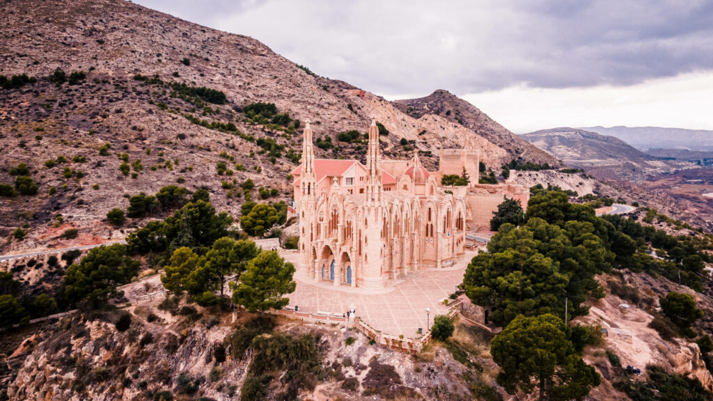Die Wallfahrtskirche Santa Maria Magdalena in Novelda, Alicante, umgeben von Bergen.