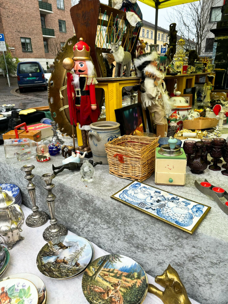 Auf dem Flohmarkt Vestkanttorvet in Oslo findet man allerhand Trödel.