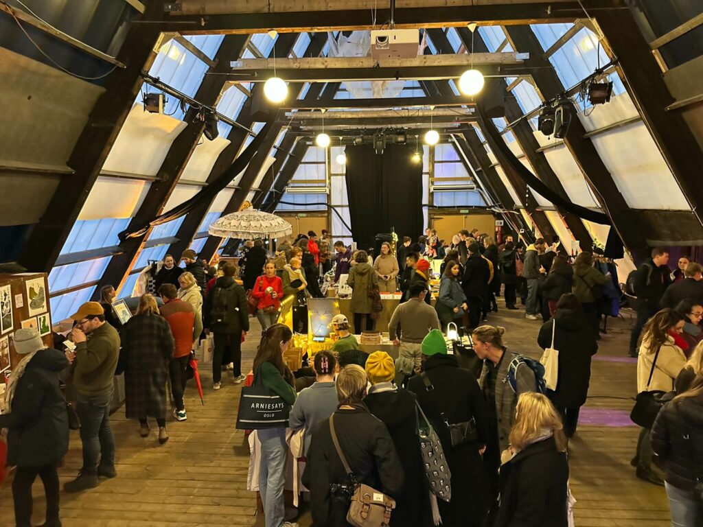 Menschen tummeln sich au dem alternativen Insider-Weihnachtsmarkt in Salt in Oslo.