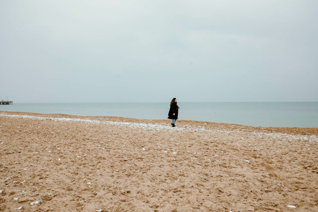 Am weiten Ostsee-Sandstrand in Brzeźno, Danzig, spaziert Reisebloggerin Tatiana von TheHappyJetlagger entlang der Küste.