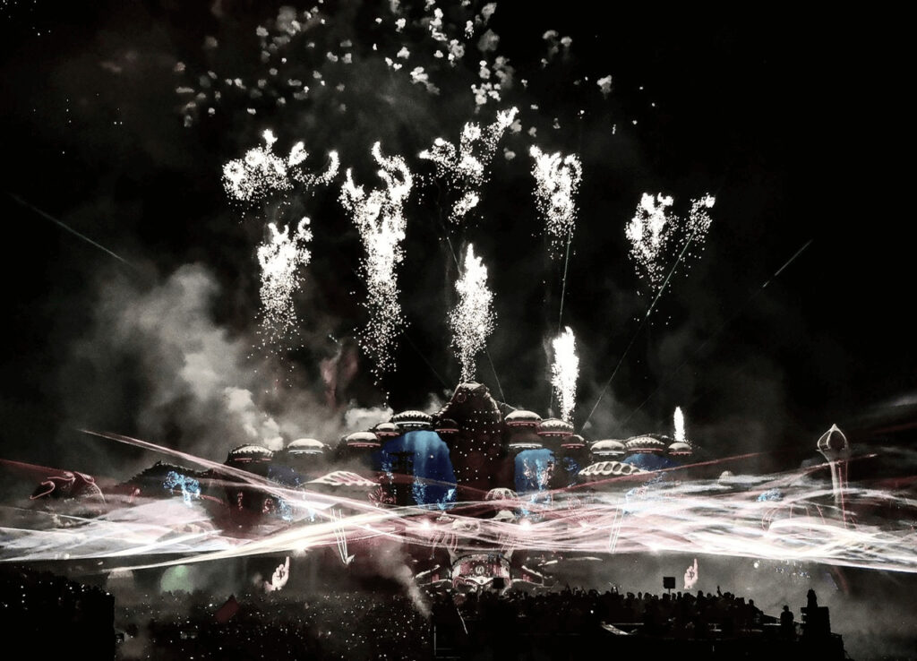 Feuerwerk in der Nacht auf dem Tomorrowland