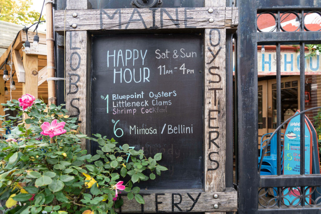 Die Happy Hour Angebote der Carroll Gardens Kittery in New York auf einer Schiefertafel.