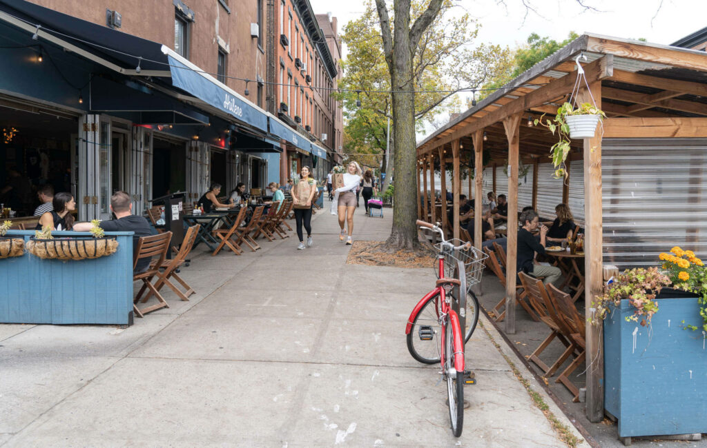 Der Fußgängerweg führt direkt durch die Sitzplätze der Abline Bar in Cobble Hill, Brooklyn.