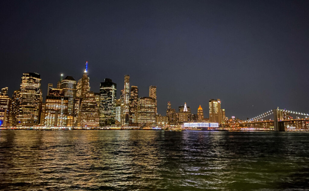 Die Skyline von Manhattan bei Nacht von der Brooklyn Heights Promenade aus.