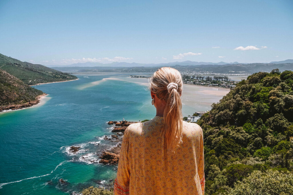 Bloggerin Nina blickt vom East Head Point auf das malerische Knysna in Südafrika.