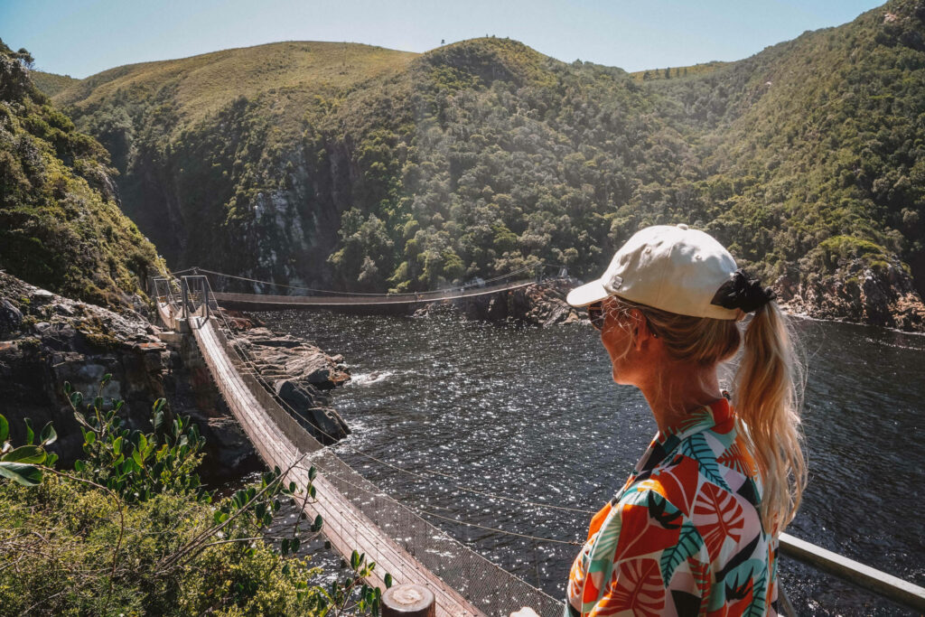 Bloggerin Nina schaut auf die berühmte Hängebrücke im Tsitsikamma Nationalpark in Südafrika.