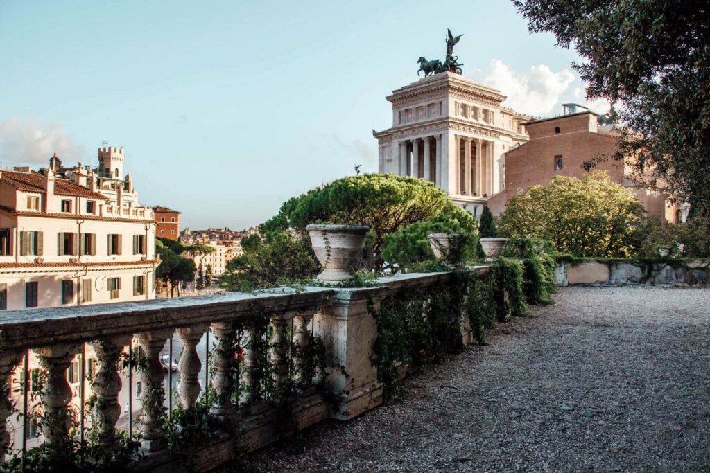 Blick auf alte Gebäude im Park am Palazzo Caffarelli in Rom.
