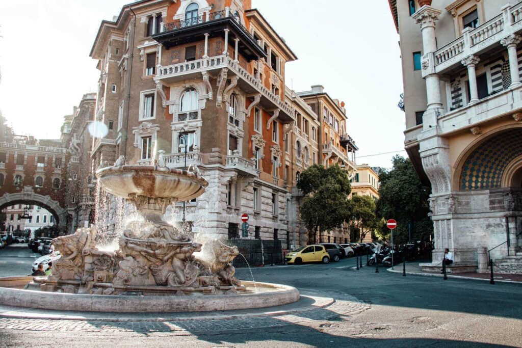 Ein Brunnen umgeben von Jugendstil-Wohnhäusern im Stadtteil Trieste in Rom.