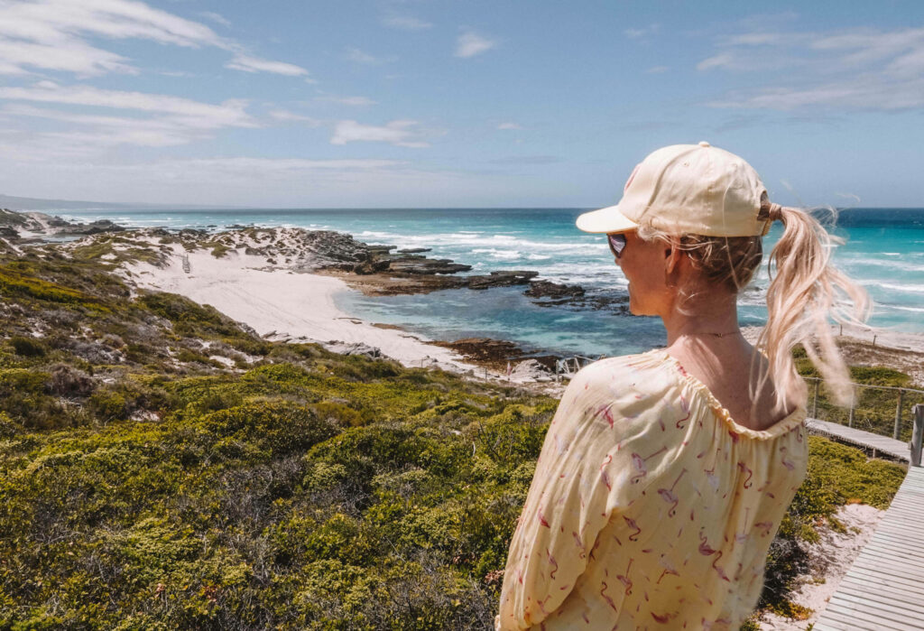 Bloggerin Nina blickt über das De Hoop Nature Reservat mit blauem Meer in Südafrika.