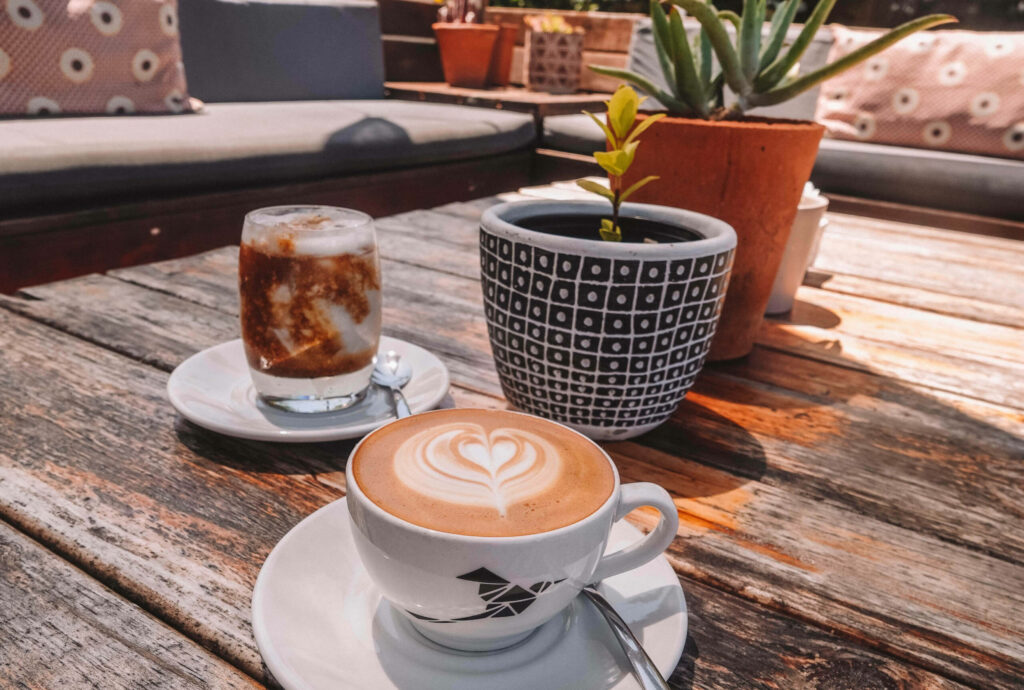 Ein Cappuccino und ein Kaffee stehen auf einem Tisch im Commonage Café in Südafrika.