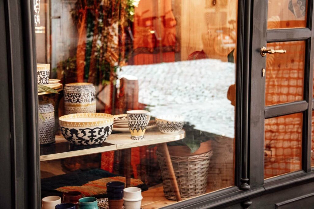 Ein Schaufenster mit handgefertigte Keramik im Casa Elfrida in Rom.