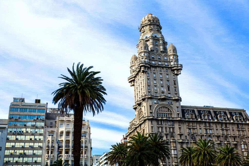 Die beeindruckende Ansicht der Palacio Salvo vom Plaza Montevideo.