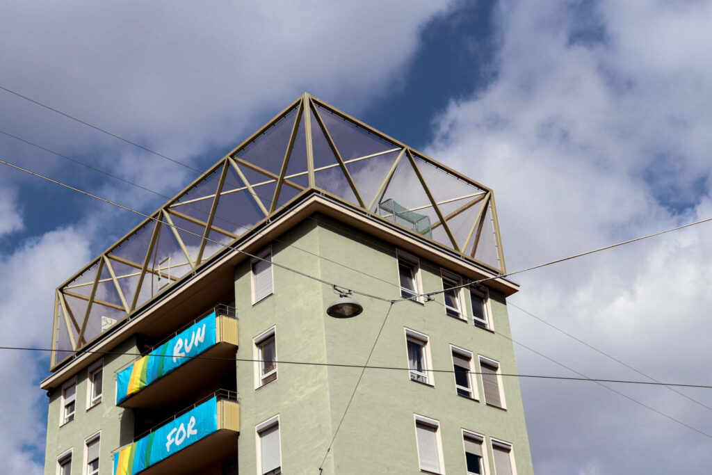 Ein Sportplatz mit Toren auf einem Hochhaus, der Dachsportplatz in München.