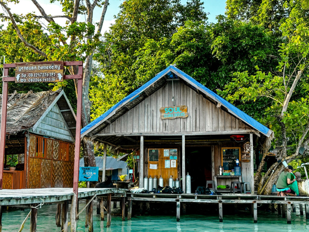 Die Holzhütte der Soul Divers Tauchschule auf Raja Ampat.