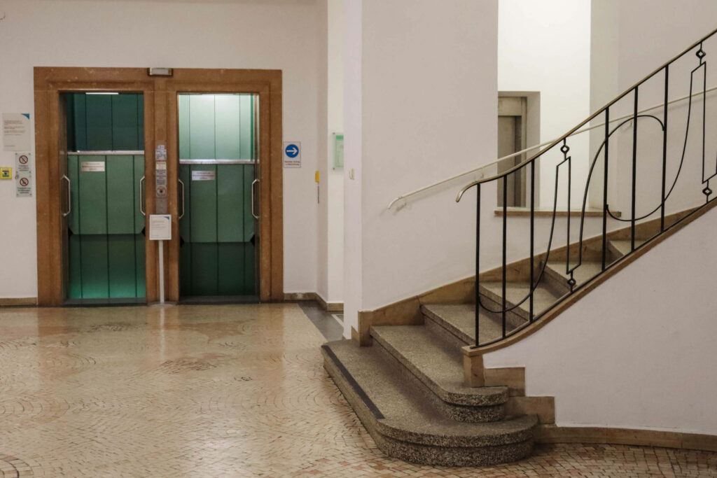 Ein der wenigen Paternoster in einem Gebäude in München.