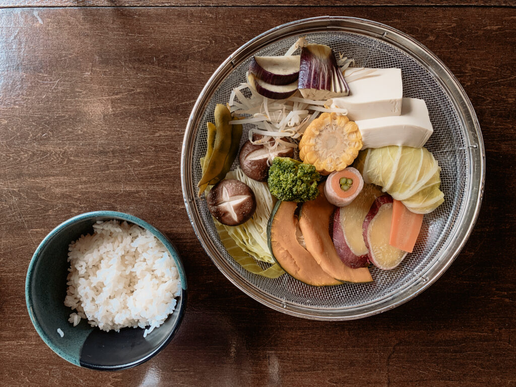 Eine kleine Schüssel Reis und Chanko Nabe in einer Schüssel in einem Restaurant in Tokio.