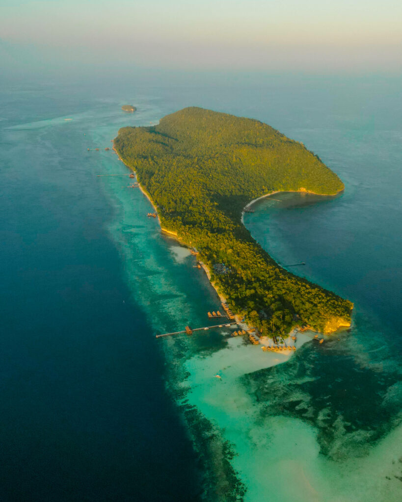 Blick aus der Luft auf die grüne Insel Raja Ampat.