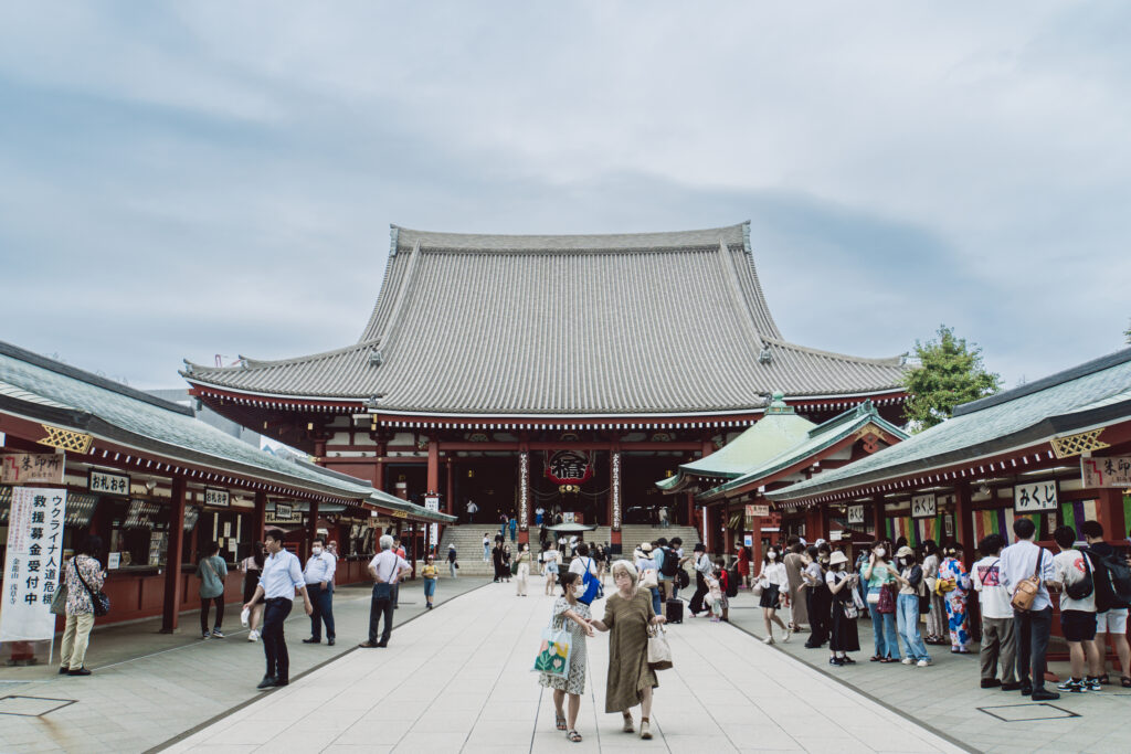 Der Sensō-ji Tempel in Tokio von außen.