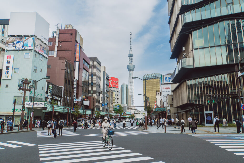 Der Fernsehturm Tokyo Skytree blitzt durch die Gebäude in Tokio.