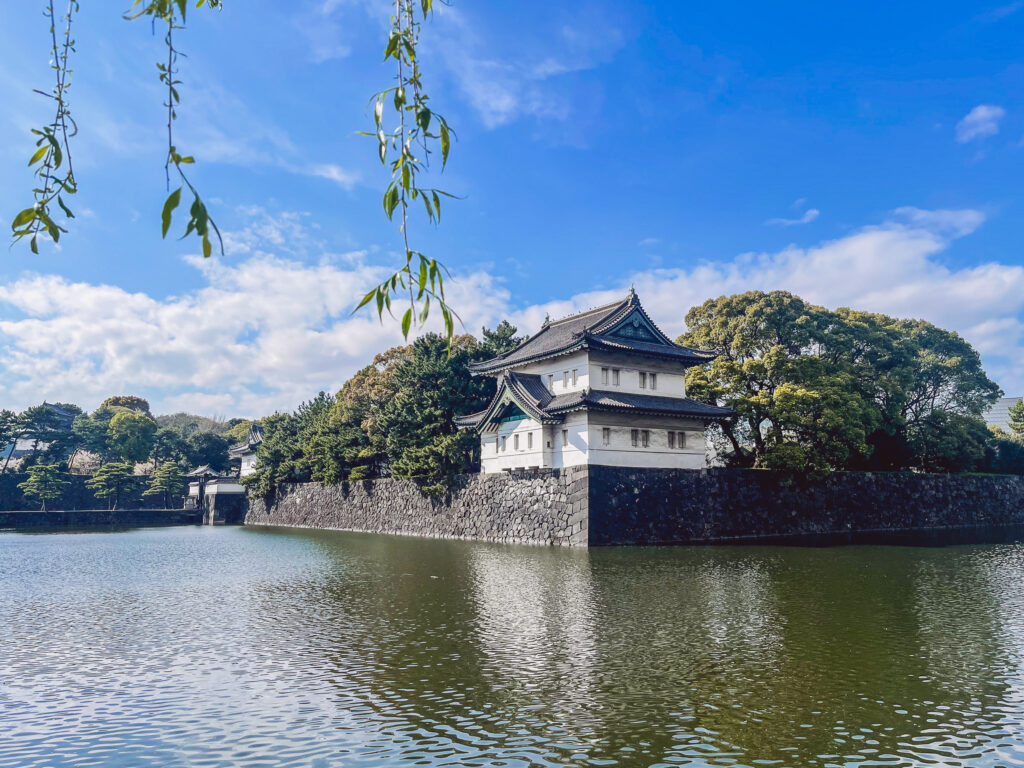 Der Kaiserpalast Tokio wird von Wasser umgeben.