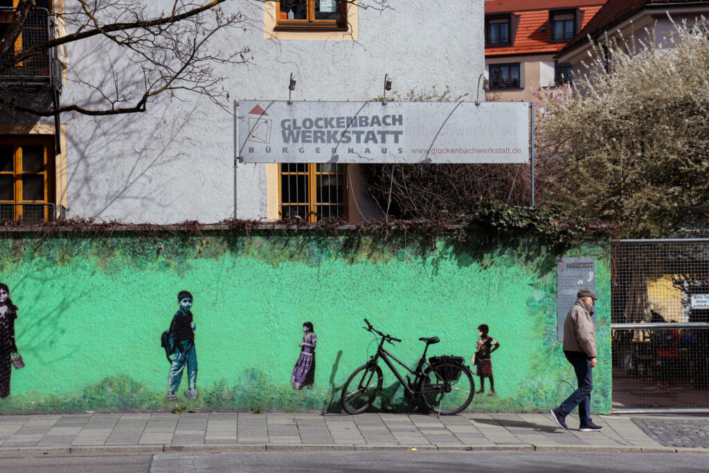 Die bemalte Mauer vor der Glockenbach Werkstatt in München.
