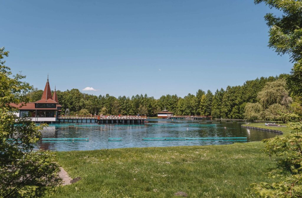 Ein See mit Steg der Kur- und Bäderstadt Bad Heviz in Ungarn.