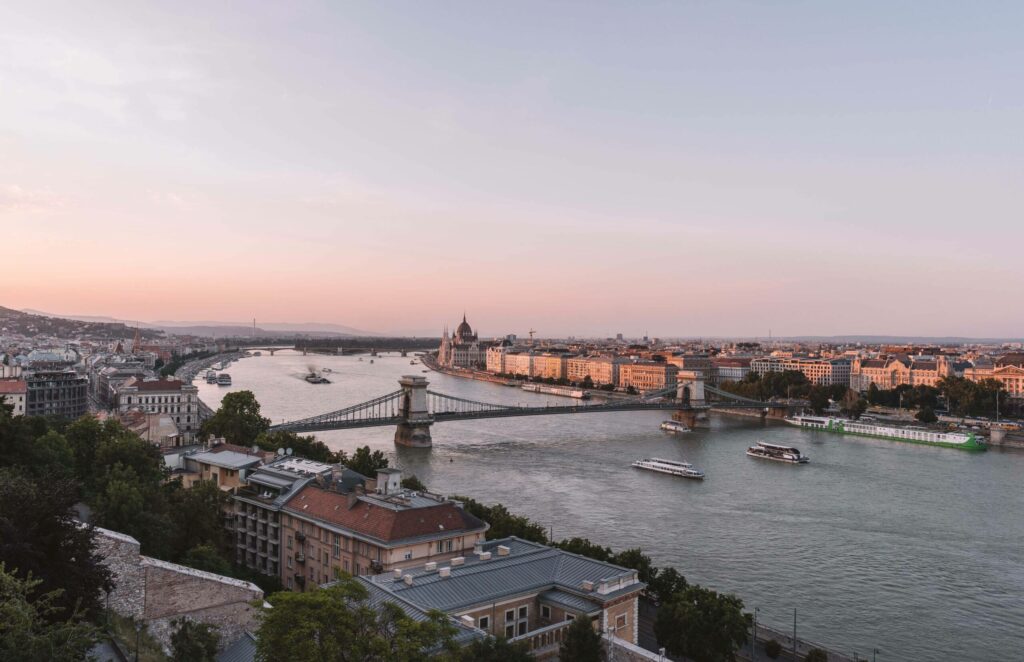 Block auf Budapest und die Donau in der Abendsonne.
