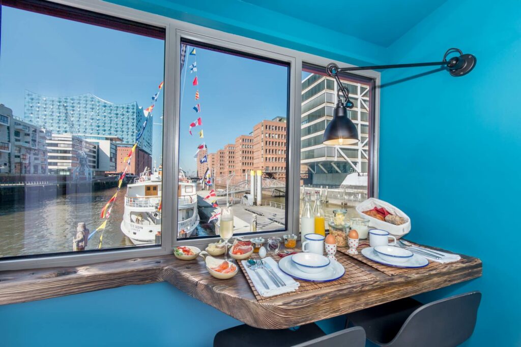 Der Blick auf die Elbphilharmonie von einem gedeckten Tisch aus einem Floatel im Kranhotel in hambrug