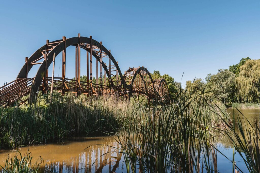 Eine alte Holzbrücke die über einen Teich in das Naturschutzgebiet Kis Balaton in Ungarn führt.
