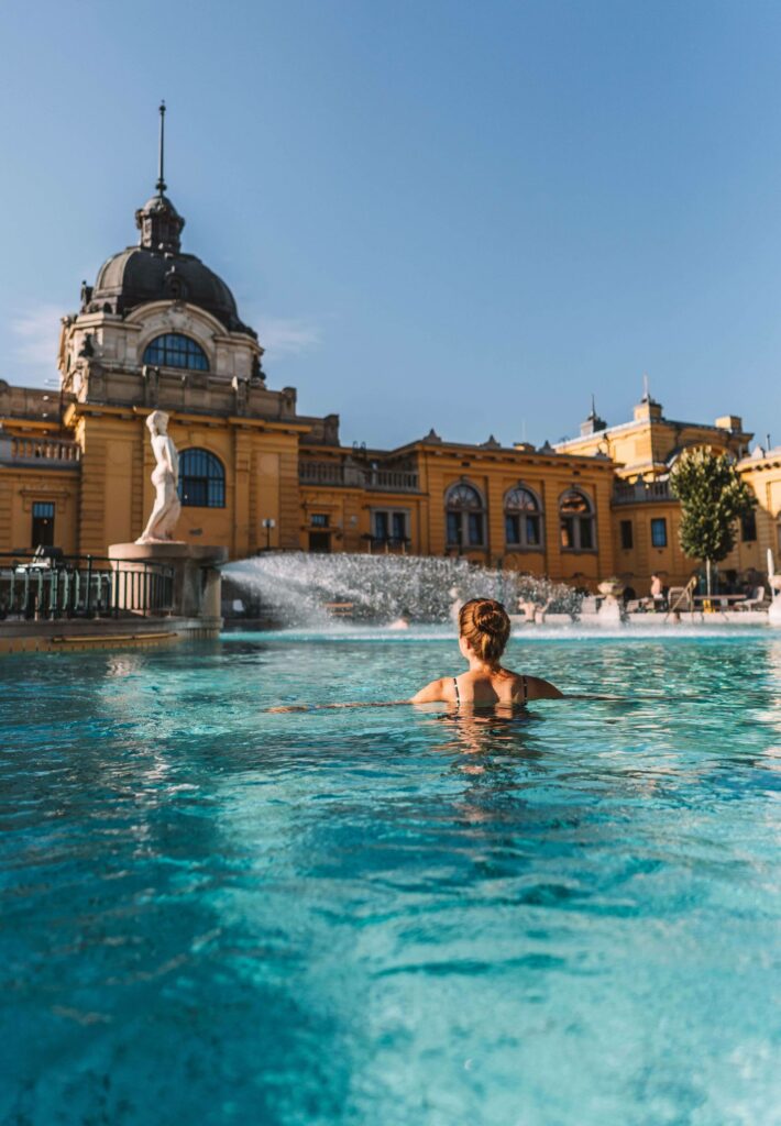 Bloggerin Melanie in einem Becken des Thermalbad in Szechenyi in Ungarn.