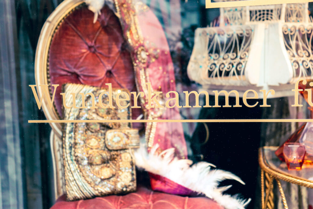 In goldenem Schriftzug auf dem Schaufenster steht "Wunderkammer" - so bezeichnet sich der Vintage Shop Alva Morgaine in München.