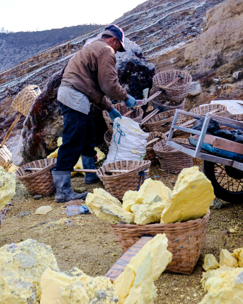 Ein Arbeiter beim Schwefelabbau am Vulkan Ijen.
