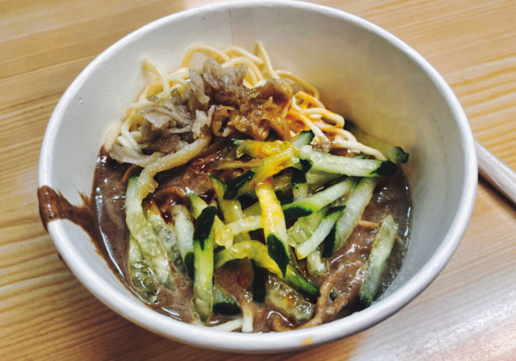 Eine Schüssel mit einem taiwanesischen Gericht namens Cold Noddles in Taipeh.