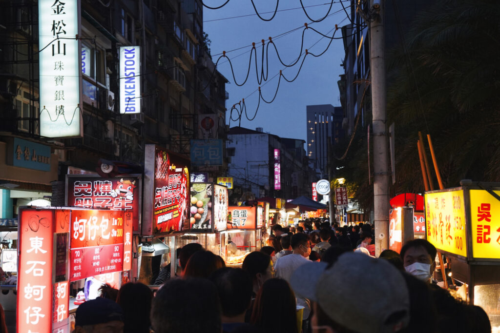Menschen drängen sich durch den Shilin Nachtmarkt in Taipeh.