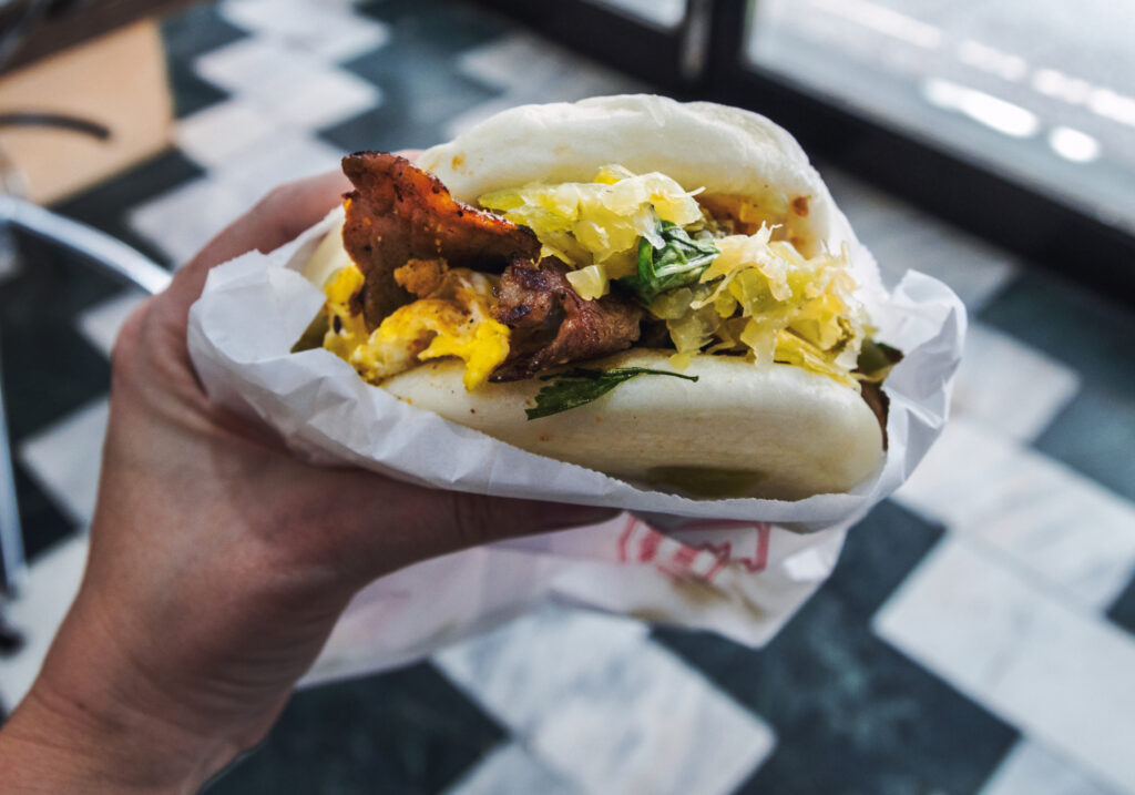 Eine traditionelle taiwanesische Spezialität Gua Bao vom Nachtmarkt in Taipeh.